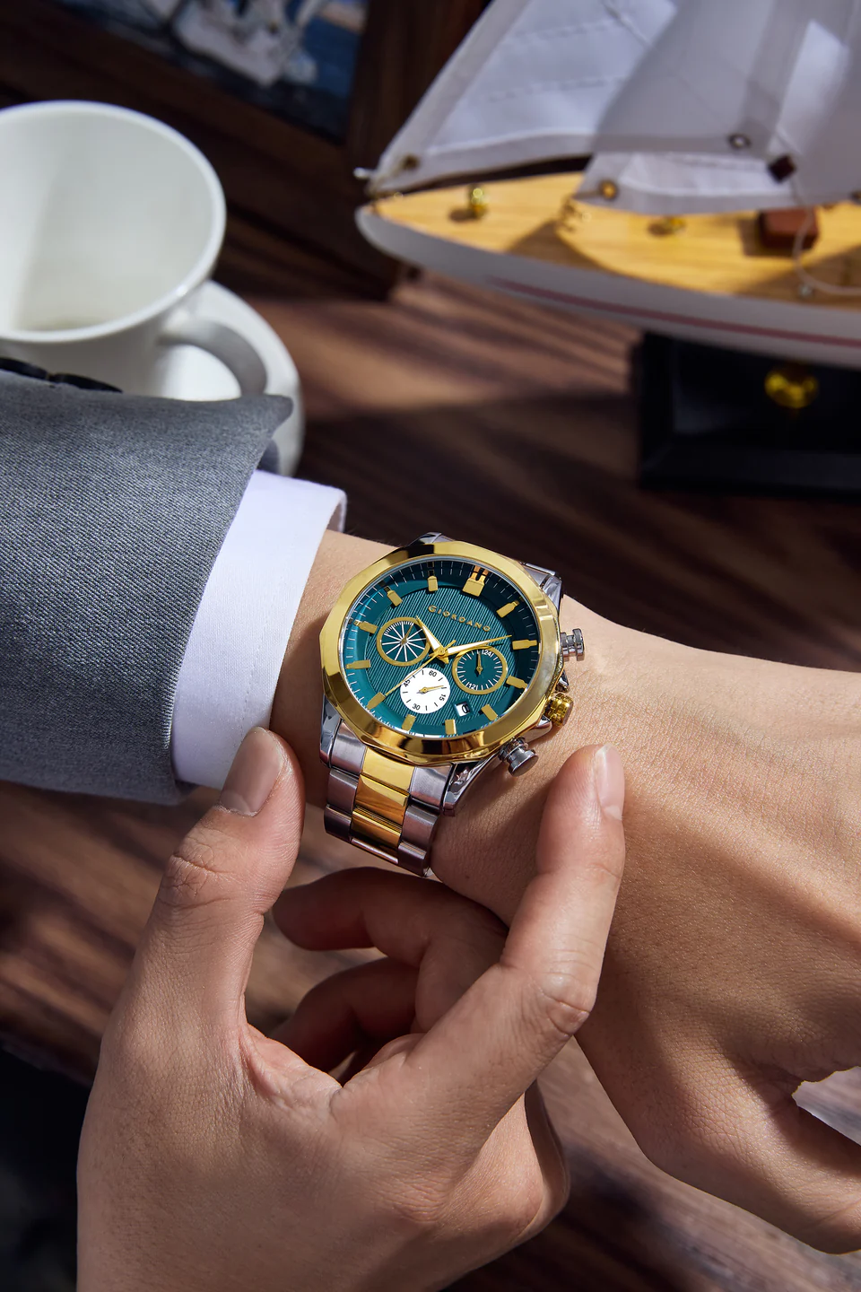 Giordano Analog Quartz Watch for Men with Round Green Textured Dial, Multifunction Sub-Dials, Date Display and Silver & Gold Two-Tone Stainless Steel Strap